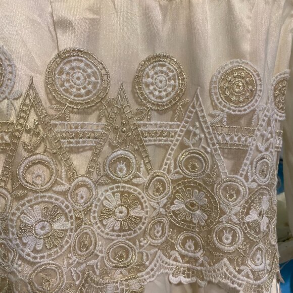 Ladies Top, Off White, Lace and Ruffled hem Size Small - Picture 4 of 7